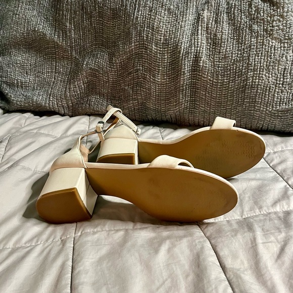Steve Madden white leather block heel sandals. Size 8.5, good condition! :-) - Picture 5 of 8